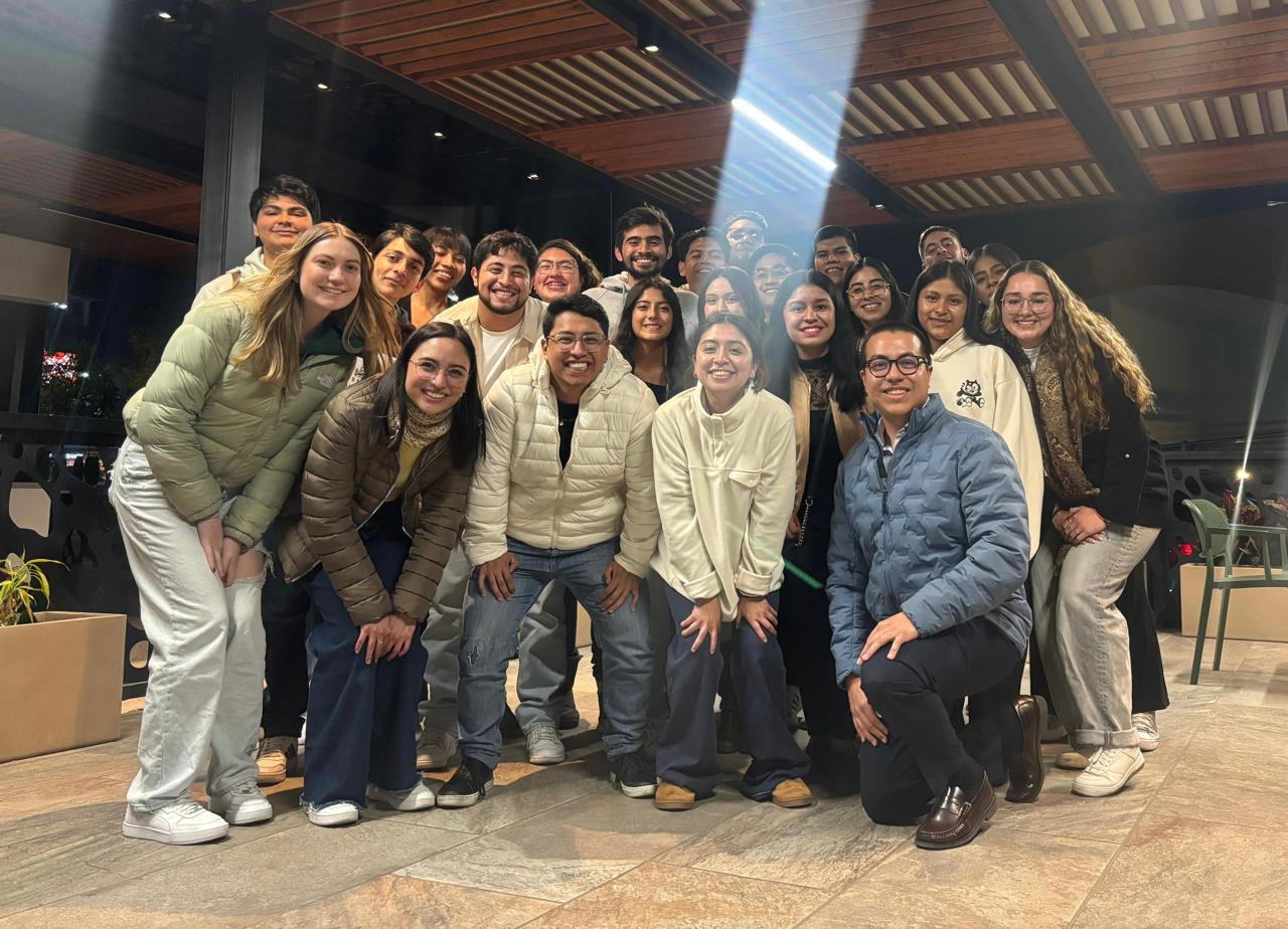 La comunidad de FEF Universitarios reunida una noche de viernes